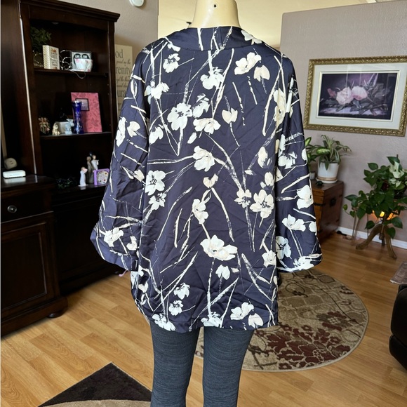 Paraphrase silky blue & white short sleeve cardigan-size L - Picture 9 of 9